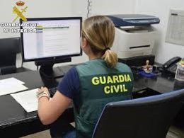 Una agente de la Guardia Civil frente a su ordenador.