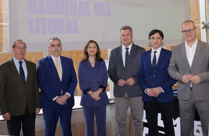 El consejero de Fomento e Infraestructuras, Jorge García Montoro, con los consejeros competentes en materia de Litoral en Valencia.