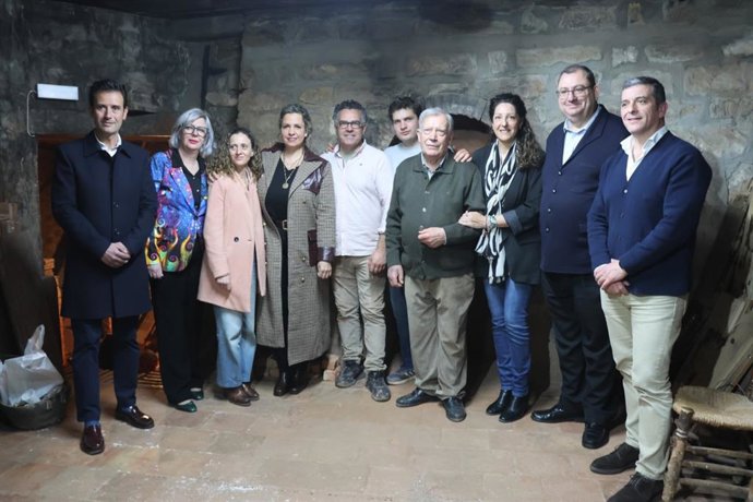 Los delegados territoriales de Empleo, Empresa y Trabajo Autónomo, Ana Mata, y de Economía y Hacienda, Javier Calvente, han asistido en Úbeda a la cochura que el maestro artesano Pablo Tito.