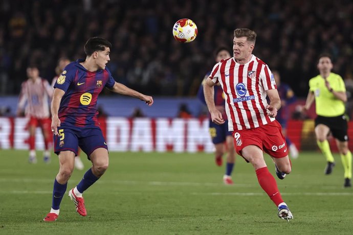 Pau Cubarsí y Alexander Sorloth en el FC Barcelona-Atlético de Madrid de vuelta de semifinales de la Copa del Rey