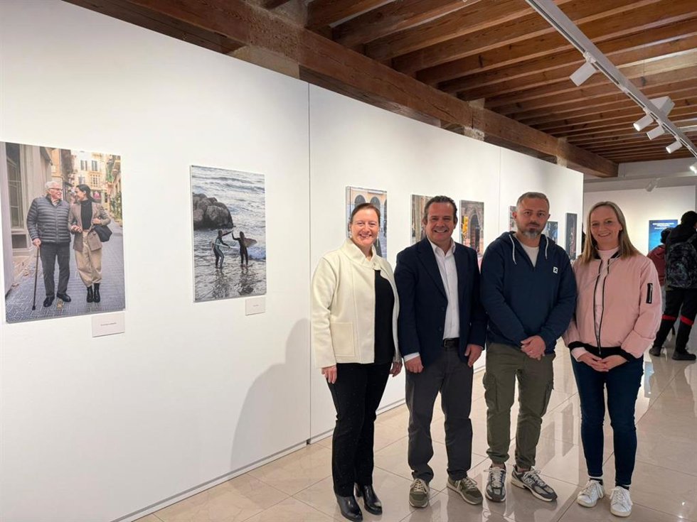 Inauguran una exposición que retrata escenas cotidianas de mujeres,