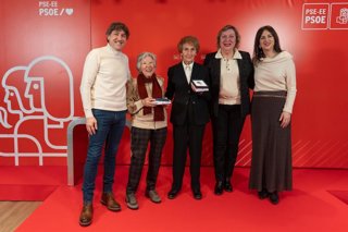 El secretario general del PSE-EE , Eneko Andueza,  junto a las galardonadas con los premios Bidegileak 2026