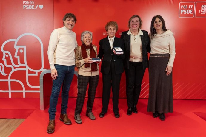 El secretario general del PSE-EE , Eneko Andueza,  junto a las galardonadas con los premios Bidegileak 2026