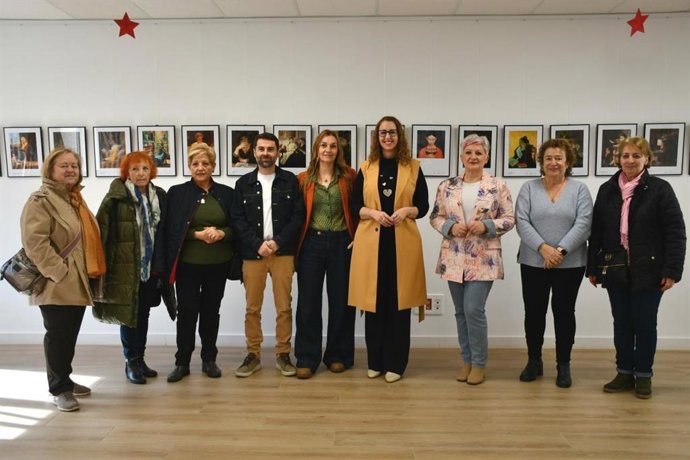 Foto de familia durante la visita de la consejera de Igualdad de Castilla-La Mancha, Sara Simón, a la exposición 'Mujeres Leyendo', en Cabanillas del Campo.