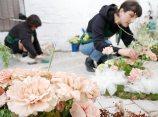 Trabajos de instalación de 'Calles en flor' en una edición anterior.