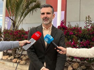 El consejero de Agricultura, Pesca, Agua y Desarrollo Rural, Ramón Fernández-Pacheco, en una atención a los medios.