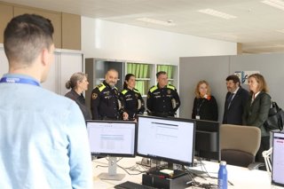 Fotografia de la visita d'Albert Batlle i Neus Pujal a les instal·lacions de la unitat a Barcelona.