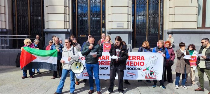 El portavoz adjunto del grupo parlamentario socialista en las Cortes de Aragón, Jesús Morales, en una momento de la lectura del manifiesto durante la concentración contra la guerra en Oriente Medio celebrada este sábado en Zaragoza.