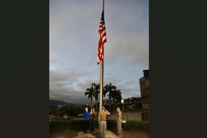 Bandeira dos Estados Unidos na Embaixada em Caracas