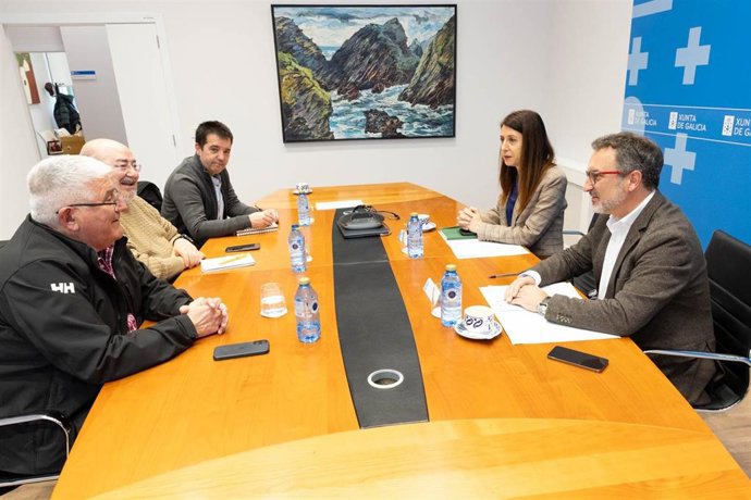 A conselleira do Medio Rural, María José Gómez, e os representantes de Unións Agrarias (UU.AA)