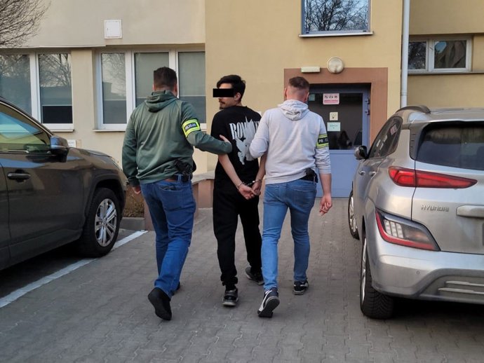 Españoles detenidos por presunto vandalismo en el metro de Varsovia (Polonia)