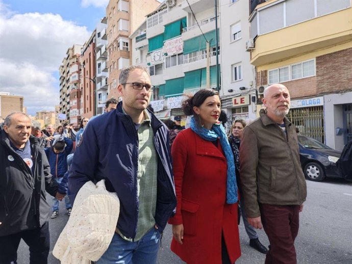 Ernesto Alba, Toni Morillas y Toni Valero durante la movilización celebrada este sábado en Málaga para protestar contra el deshaucio de familias de sus viviendas en la capital