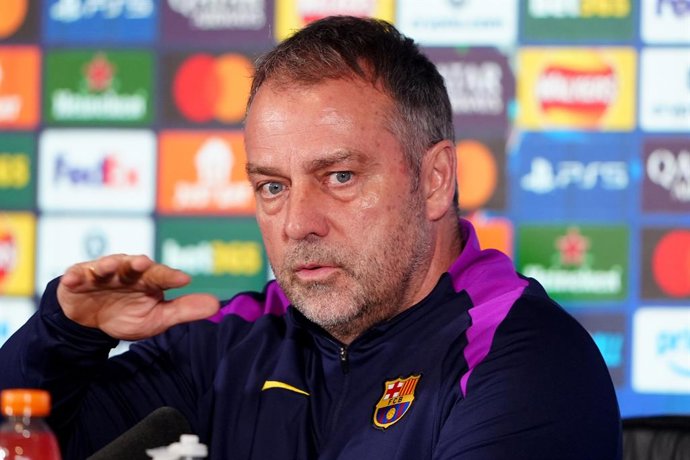 9 de março de 2026, Reino Unido, Newcastle Upon Tyne: O técnico do Barcelona, Hansi Flick, fala durante a coletiva de imprensa da equipe antes da partida de amanhã da Liga dos Campeões da UEFA contra o Newcastle. Foto: Owen Humphreys/PA Wire/dpa