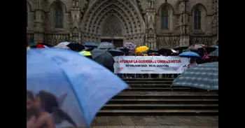 Una cincuentena de personas se concentra en Barcelona contra la guerra en Irán