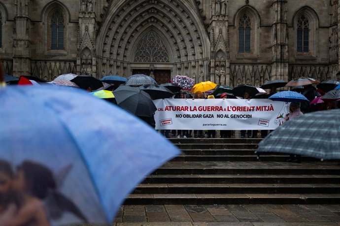 Concentración en Barcelona contra la guerra en Oriente Medio