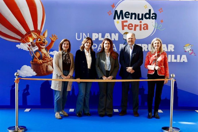 La  consejera municipal de  Cultura, Educación y Turismo, Sara Fernández en la inauguración de 'Menuda feria'.