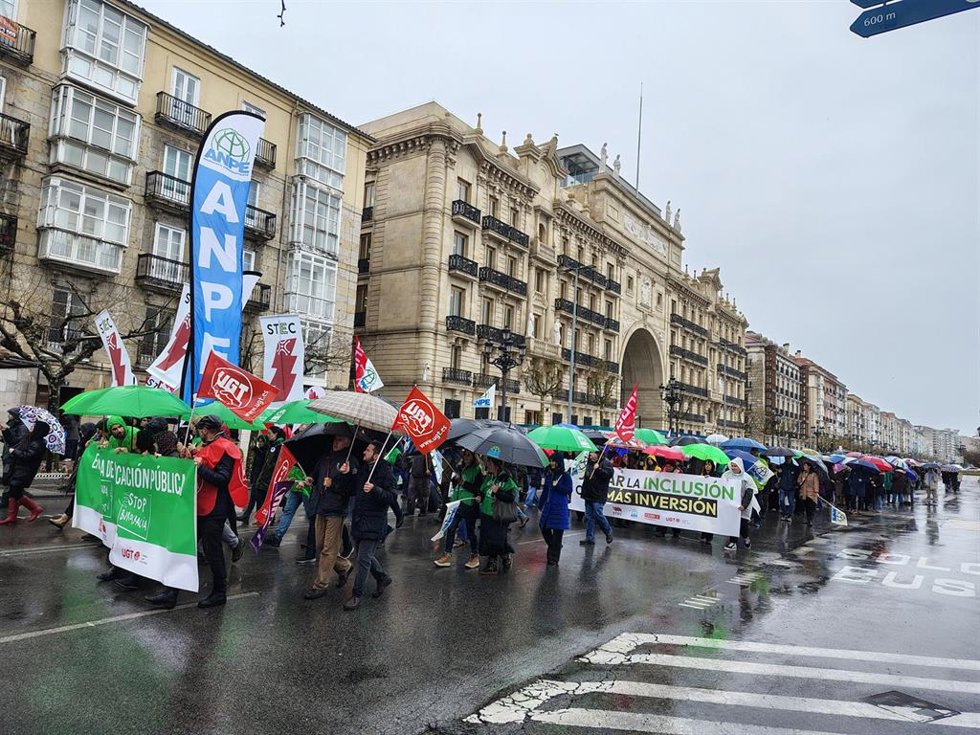 Un millar de docentes desafían a la lluvia en Santander