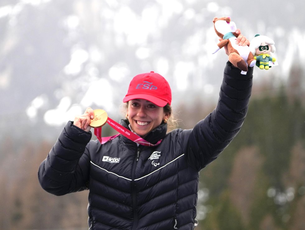 Audrey Pascual con su medalla de bronce de eslalon en los Juegos Paralímpicos de Invierno de Milán y Cortina d'Ampezzo 2026