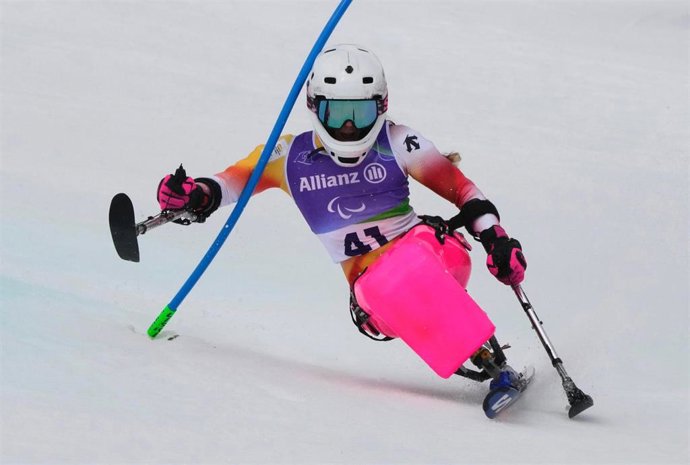 La esquiadora española Audrey Pascual durante el eslalon de los Juegos Paralímpicos de Invierno de Milán y Cortina d'Ampezzo