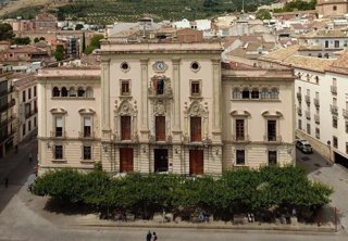 Archivo - Imagen de archivo de la fachada del Ayuntamiento de Jaén.