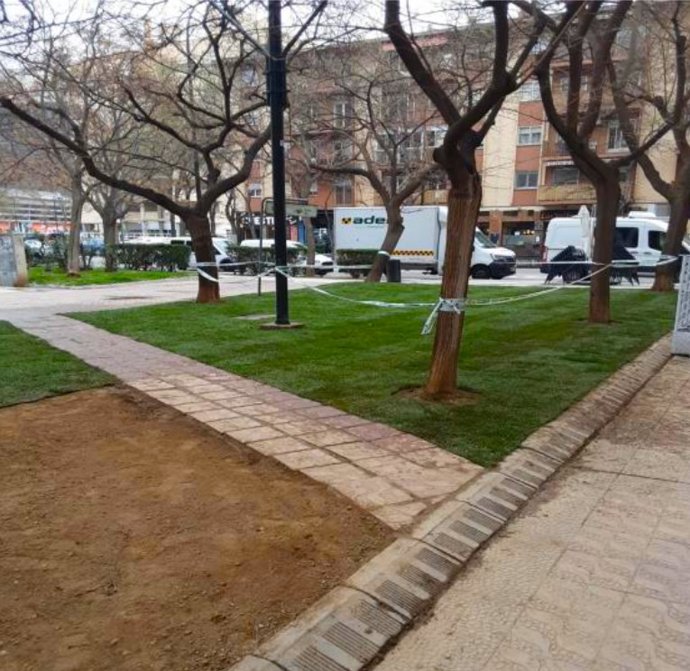 Una zona verde de la capital aragonesa en la que el Ayuntamiento ha renovado el césped.