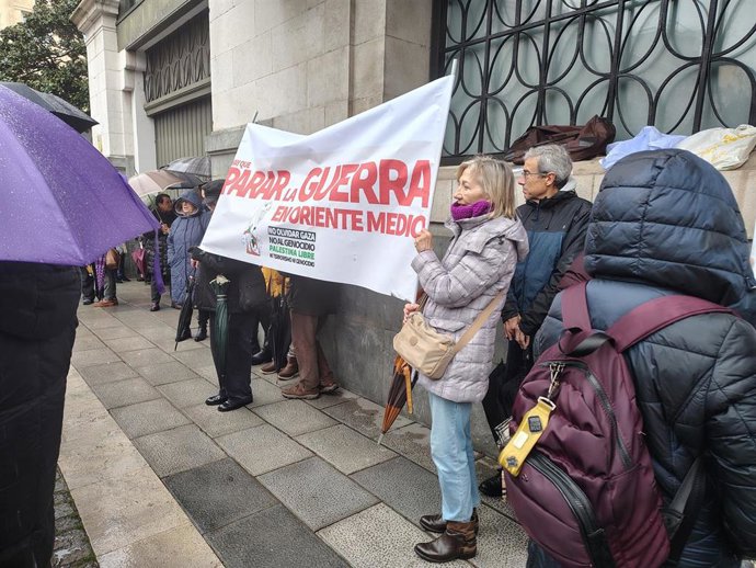Alrededor de un centenar de personas se concentran en Santander contra la guerra en Oriente Medio