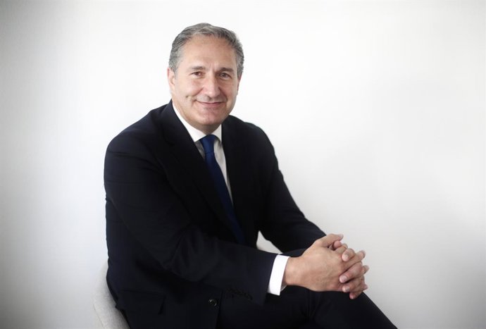 Archivo - El portavoz adjunto del PSOE en la Asamblea de Madrid, José Cepeda, posa tras una entrevista para Europa Press, en Madrid (España), a 31 de julio de 2020.