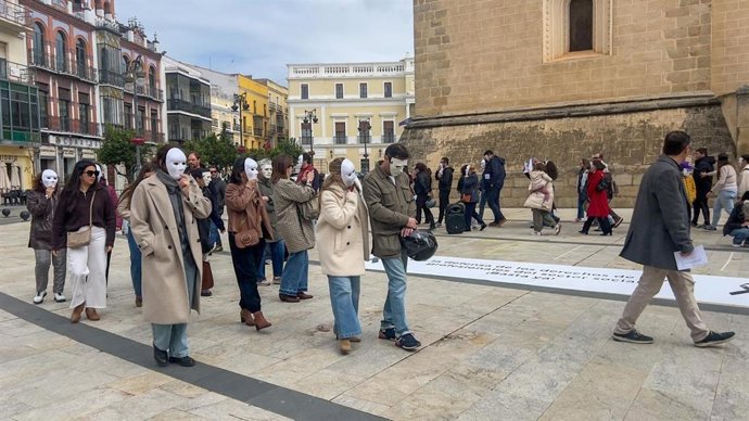 Concentración en la Plaza de España en recuerdo de la educadora socia, asesinada en marzo de 2025, María Belén Cortés, a 14 de marzo de 2026, en Badajoz (Badajoz).