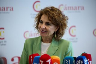 La vicepresidenta primera del Gobierno y ministra de Hacienda, María Jesús Montero, atiende a los medios en Algeciras (Cádiz).
