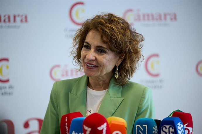 La vicepresidenta primera del Gobierno y ministra de Hacienda, María Jesús Montero, atiende a los medios en Algeciras (Cádiz).