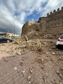 Cascotes del castillo de Escalona tras el derrumbe de la torre.