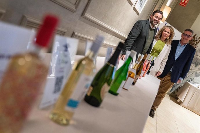 El presidente del PP de Castilla-La Mancha ha asistido a la presentación de las nuevas añadas de los vinos de Socuéllamos.