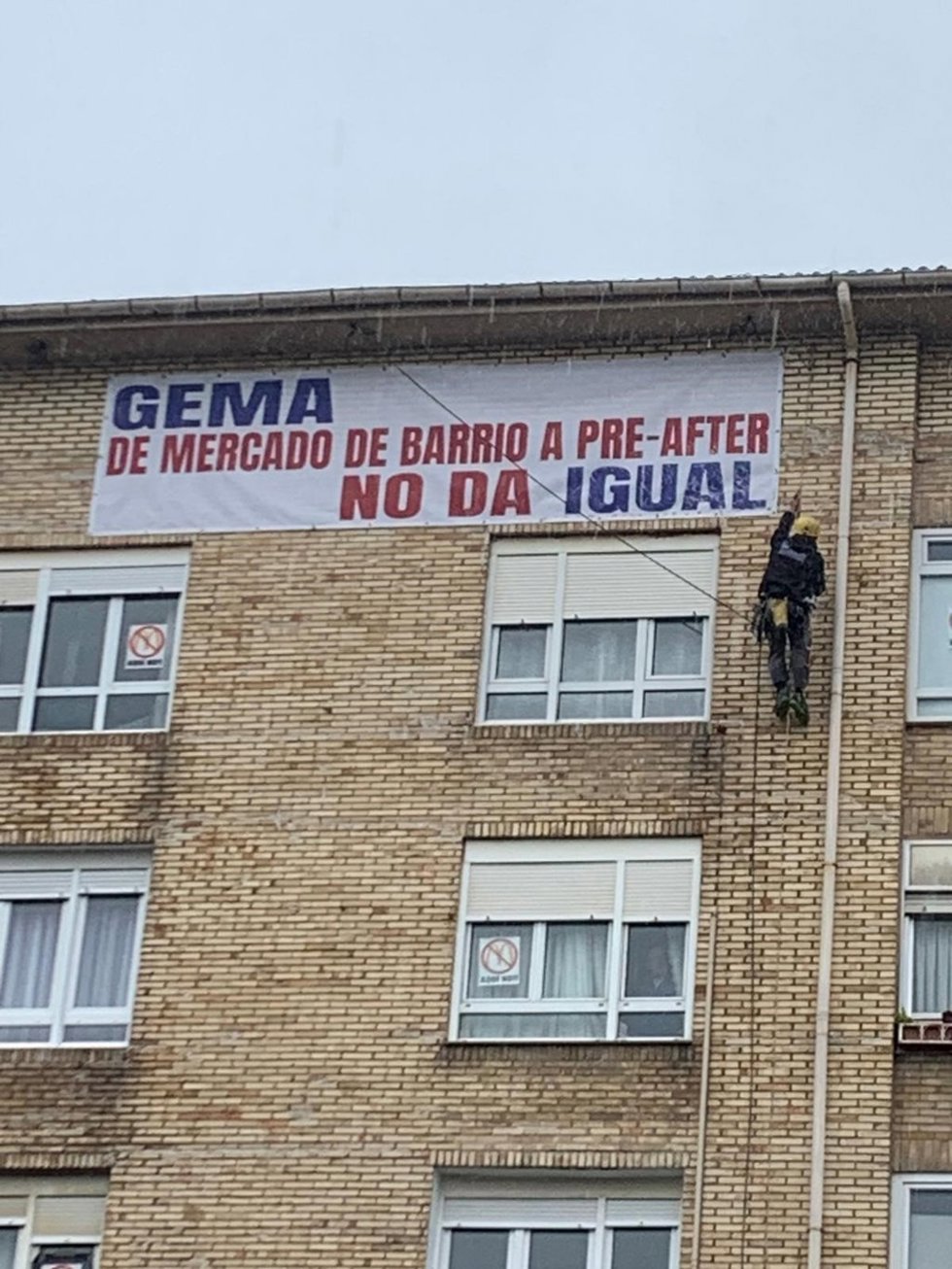 Retirada simbólica de la pancarta