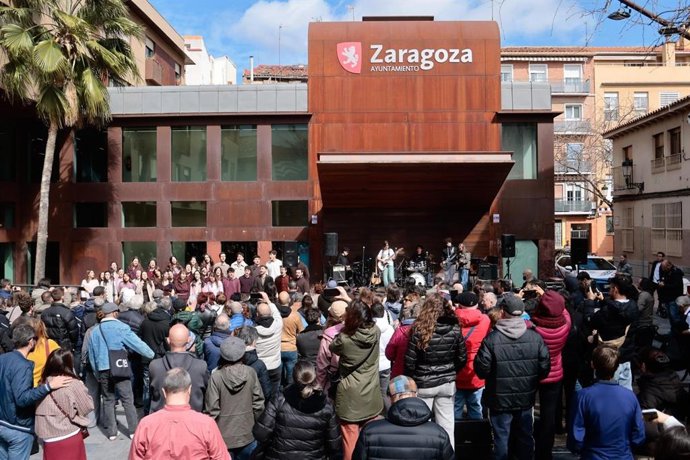 Vecinos de San Pablo en el acto de presentación del Centro Las Armas tras su remodelación al que ha asistido la alcaldesa de Zaragoza, Natalia Chueca.