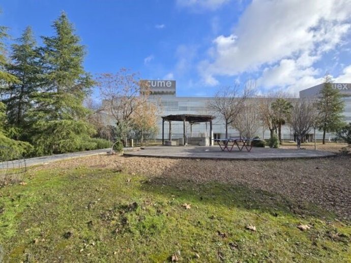 Archivo - Zona exterior del Centro Universitario de Mérida.