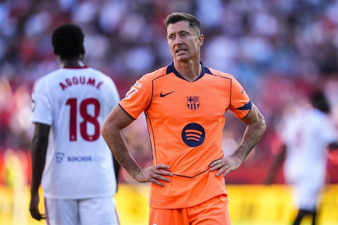 Archivo - Robert Lewandowski se lamenta en el partido entre Sevilla FC y FC Barcelona del Sánchaez Pizjuán en LaLiga EA Sports 2025/26