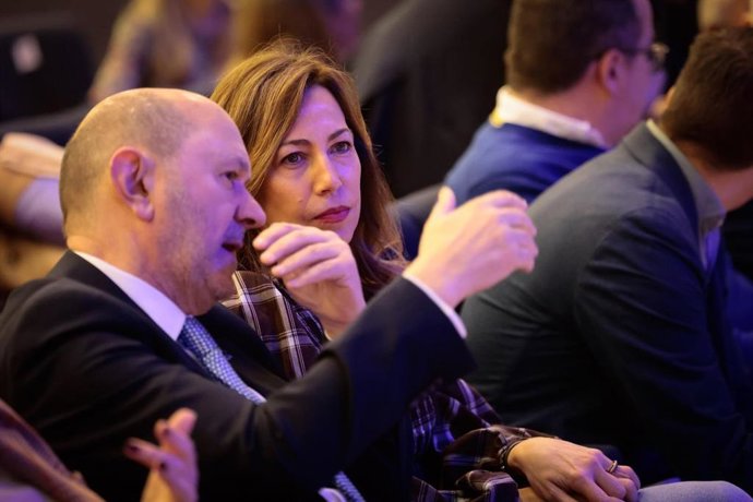 La alcaldesa de Zaragoza, Natalia Chueca, atiende a las explicaciones del presidente de la RFEF, Rafael Louzán, este sábado en la segunda jornada del Congreso de Competiciones Foro 26 que acoge el Palacio de Congresos de Zaragoza.