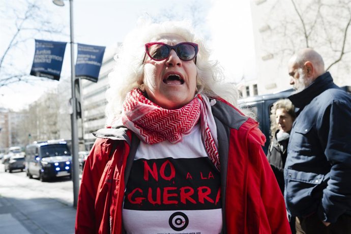 Una persona con una camiseta de 'No a la guerra' durante una manifestación pacifista, a 14 de marzo de 2026, en Madrid (España). La marcha, convocada bajo el lema ‘No a la guerra’, busca reivindicar la defensa de la paz entre los pueblos y la solución dip