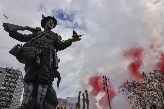 La 'mascletà' de la Pirotecnia Aitana en la Plaza del Ayuntamiento de València