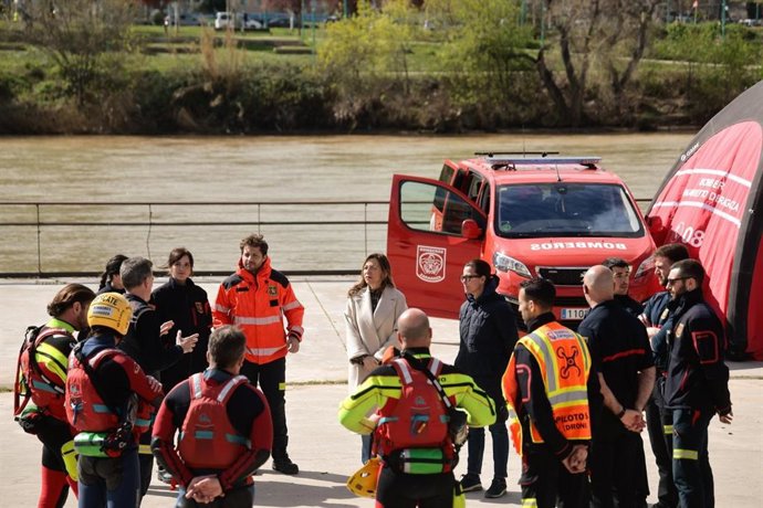 La alcaldesa Natalia Chueca y la concejal delegada de Bomberos del Ayuntamiento de Zaragoza, Ruth Bravo, en el Puesto de Mando Avanzado que coordina el dispositivo de búsquea de los dos jóvenes desaparecidos en Zaragoza.