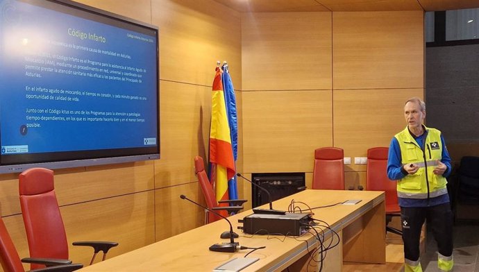 El médico del SAMU, Richard Houghton explica el protocolo