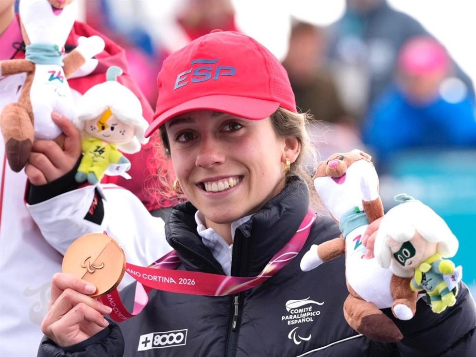 Audrey Pascual posa con su medalla de bronce en eslalon en los Juegos Paralímpicos de Milán-Cortina d'Ampezzo 2026