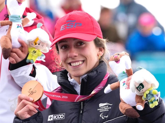 Audrey Pascual posa com sua medalha de bronze no eslalon nos Jogos Paraolímpicos de Milão-Cortina d'Ampezzo 2026