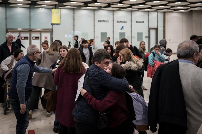 Los primeros españoles evacuados de Oriente Próximo llegan a la Terminal T4 del Aeropuerto Adolfo Suárez Madrid-Barajas, a 3 de marzo de 2026.