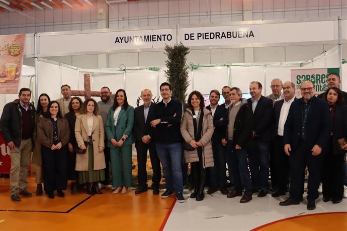 El vicepresidente segundo del Gobierno de Castilla-La Mancha, José Manuel Caballero, inaugura la I Feria Sabores de los Montes en el pabellón multifuncional de Piedrabuena.