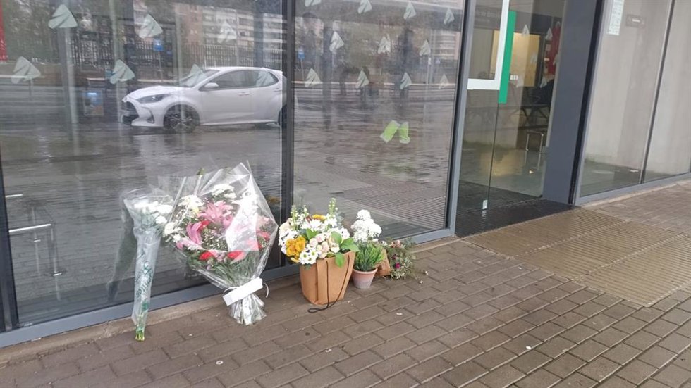 Archivo - Imagen de archivo de flores en la puerta de la estación de trenes de Huelva en memoria de los fallecidos en el accidente ferroviario de Adamuz.