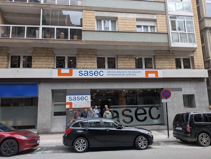 Sindicalistas de las auxiliares frente a la sede del Sasec