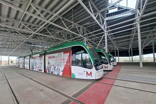 Imagen de los trenes del metro de Granada en su hangar.