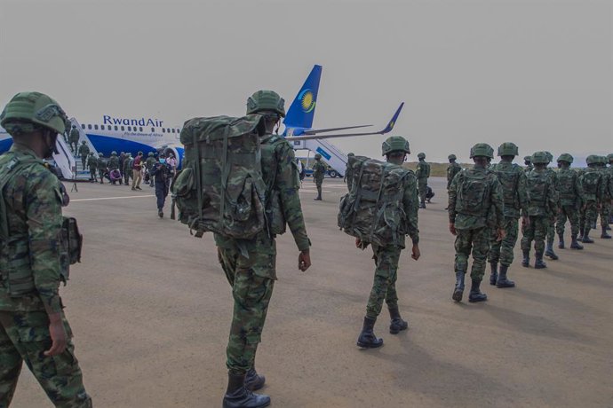 Archivo - (210711) -- KIGALI, July 11, 2021 (Xinhua) -- Rwandan army and police personnel board a plane for Mozambique in Kigali, capital city of Rwanda, July 10, 2021.   The Rwandan government on Friday started deploying a 1000-member joint force of army
