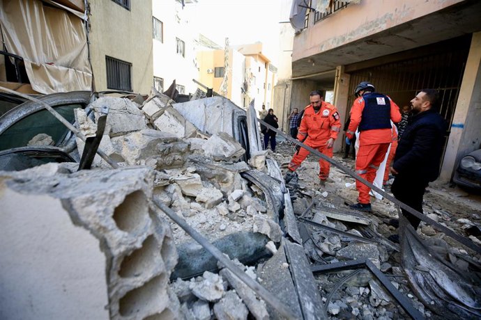 SIDON, 14 de março de 2026 — Pessoas inspecionam o local danificado por um ataque aéreo israelense perto de Sidon, no Líbano, em 13 de março de 2026. O número de mortos pelos ataques israelenses ao Líbano desde 2 de março chegou a 773, com 1.933 feridos, 